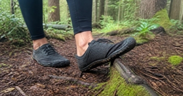 Barfußschuhe mit dünner Sohle auf einem Waldweg