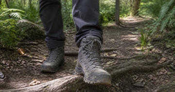 Damen-Wanderschuhe auf einem Wanderweg