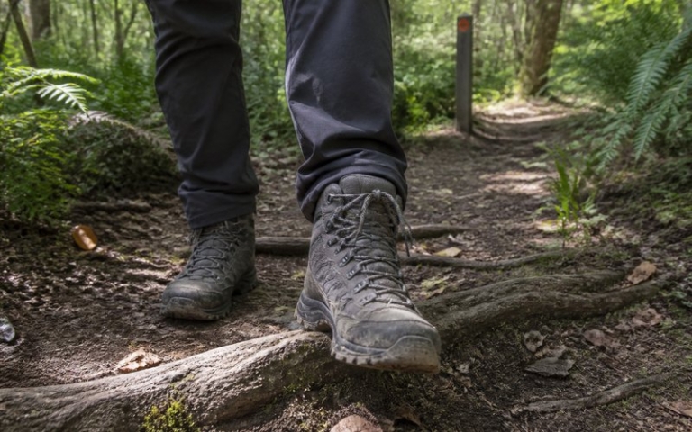 Damen-Wanderschuhe auf einem Wanderweg