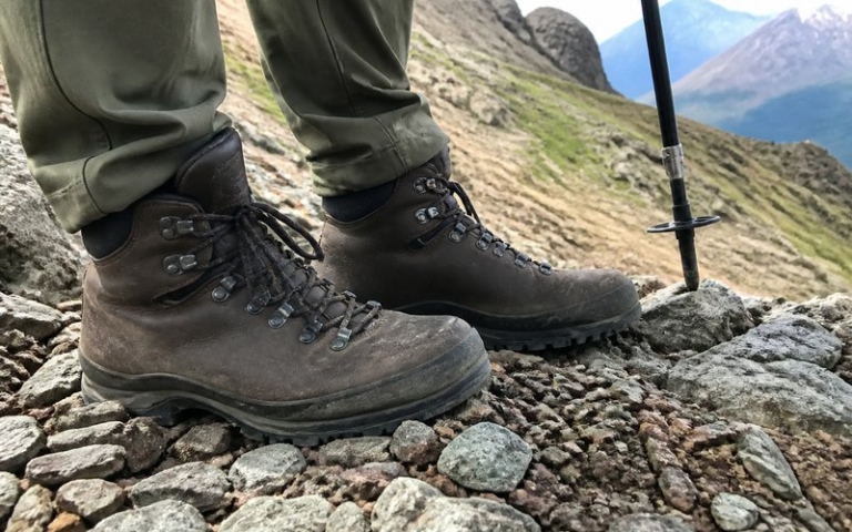 Robuste Herren-Wanderstiefel im Geröll