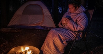 Schlafsack mit Ärmeln am Lagerfeuer