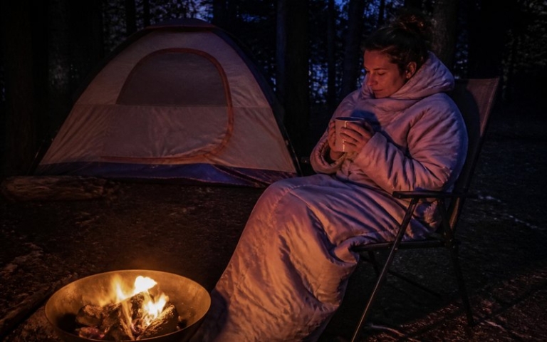 Schlafsack mit Ärmeln am Lagerfeuer