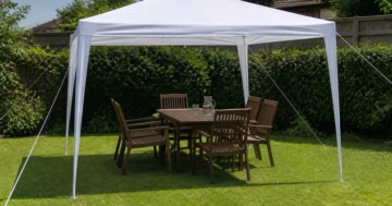 Pavillon im Garten über der Sitzgruppe