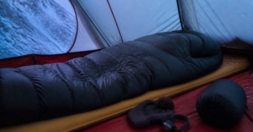 Daunenschlafsack aufgeschüttelt im Zelt