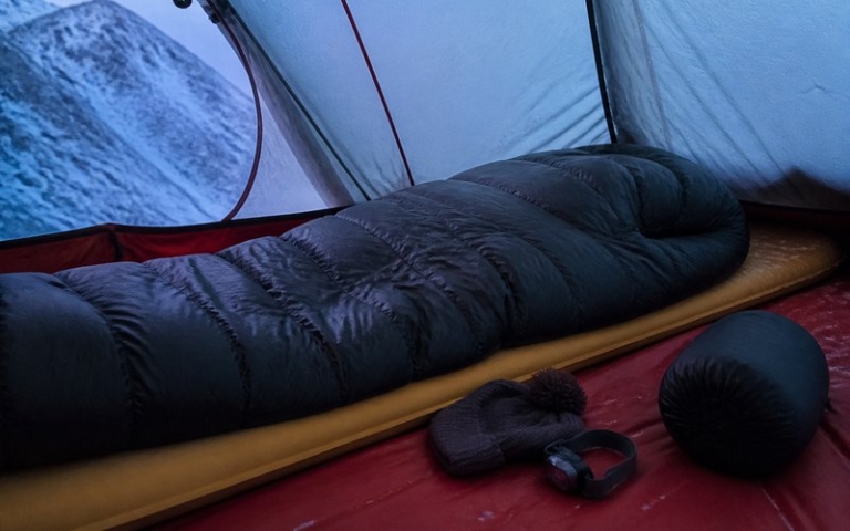 Daunenschlafsack aufgeschüttelt im Zelt
